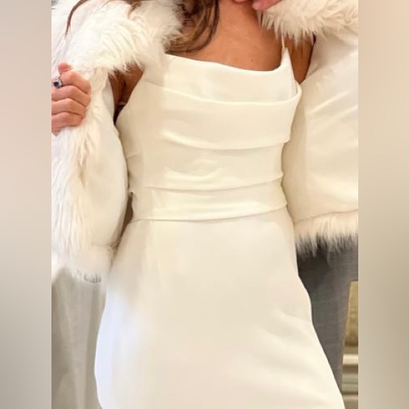 Simple - Classy - Wedding dress - light weight- Size 6 - Dry-cleaned - Picture 9 of 10